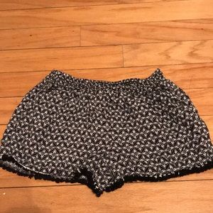 stretchy b&w patterned shorts with pockets/ruffles